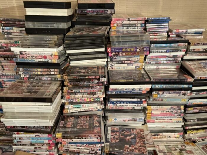 大量のアダルトDVD