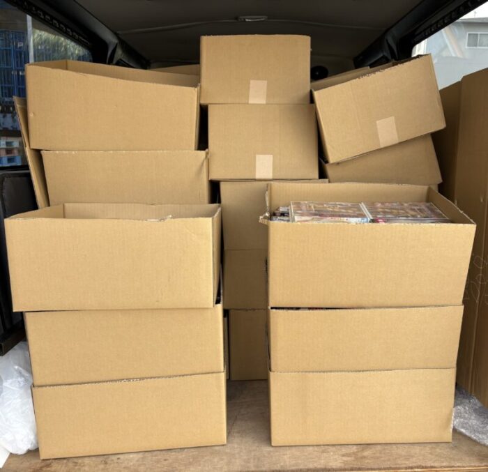 車に積載したダンボール箱