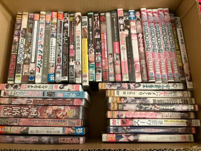 箱詰めされたアダルトDVD